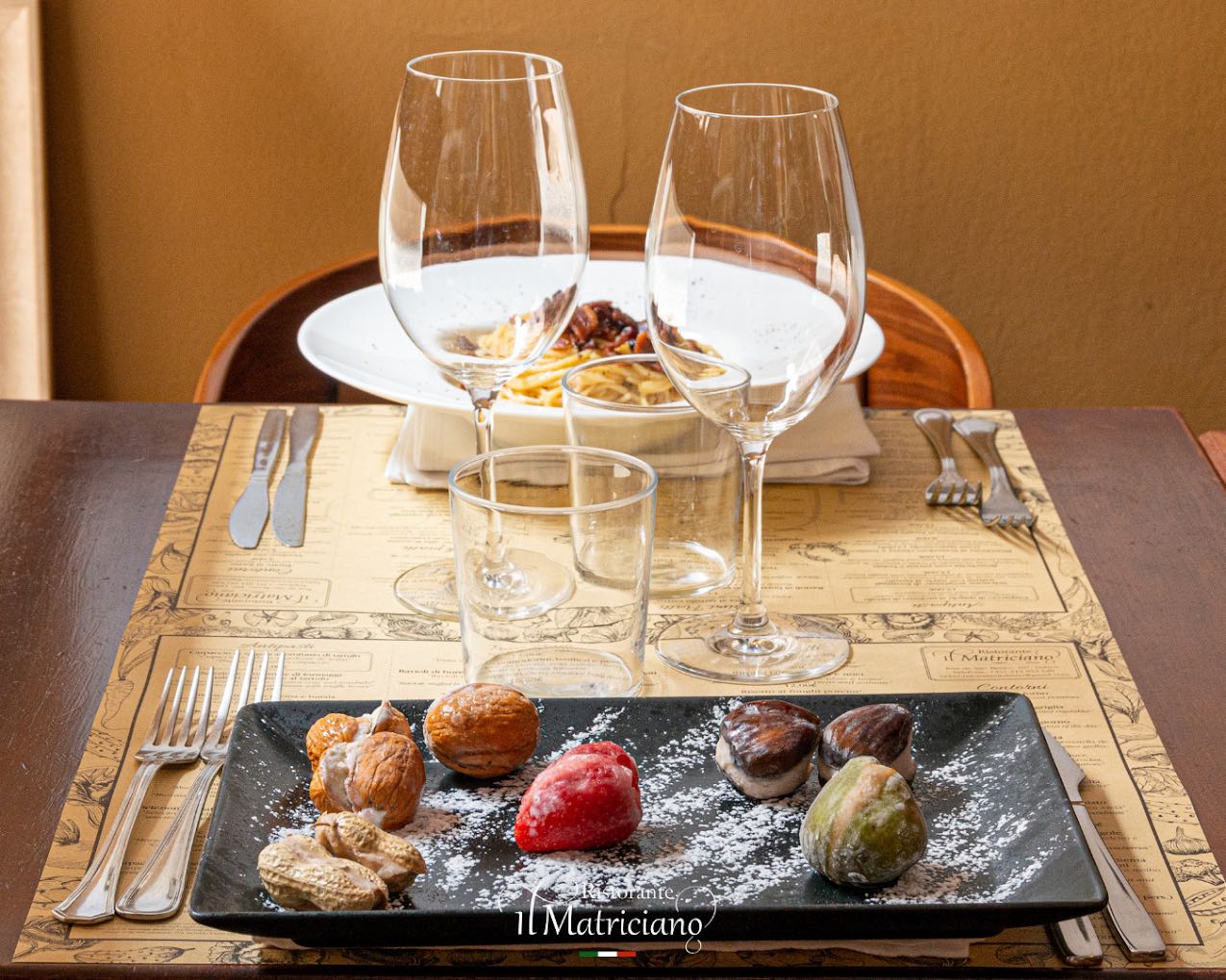 Mesa posta para almoço no Il Matriciano, na Rua de São Bento — massa, copos de vinho e sobremesa, em frente à Assembleia da República